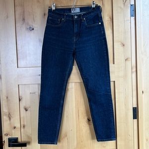 Everlane high rise skinny jeans in dark blue wash. Size 28 ankle length.
